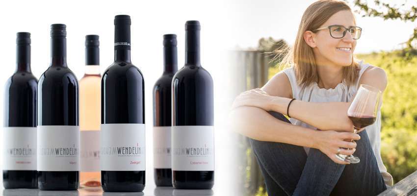 Elisabeth Wendelin nebst ihren Wein-Erzeugnissen